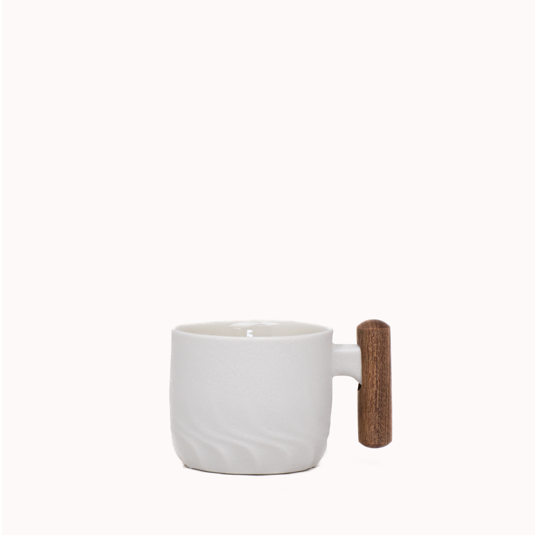 TAZA DE CERÁMICA CON ASA DE MADERA – 60 ML (BLANCA)